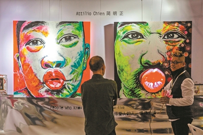 一个以红唇为主题的画作，很引人注意。
