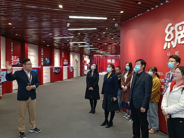 4月2日-市文化广电旅游局党组成员、总工程师李若岚同志带队，组织网易、虎牙、YY、酷狗、荔支等网络视听持证（试点）机构在广州网易计算机系统有限有限公司进行现场参观考察.jpg