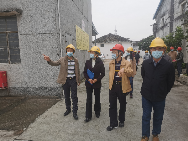 4月20日市发展改革委总经济师谭虹带队开展安全生产检查.jpg