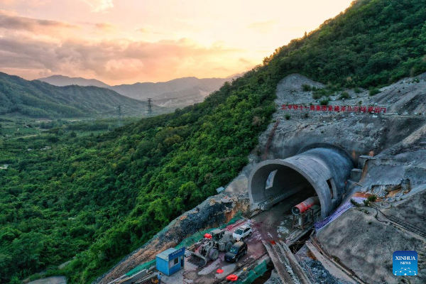 Futoushi Tunnel of Guangzhou-Shanwei Railway drilled through