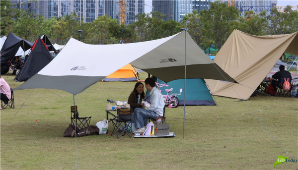 People enjoy Labor Day holiday in Guangdong