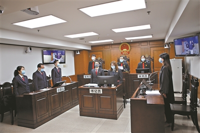 2月13日上午，广州首例涉疫情诈骗案在白云区法院审理并当庭宣判。法官、检察官、辩护人在审判法庭，被告人韦某在看守所通过远程视频端参加庭审。