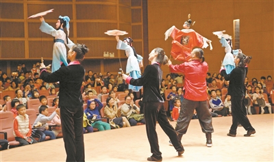 广东省木偶艺术剧院在广州艺术博物院表演木偶戏。