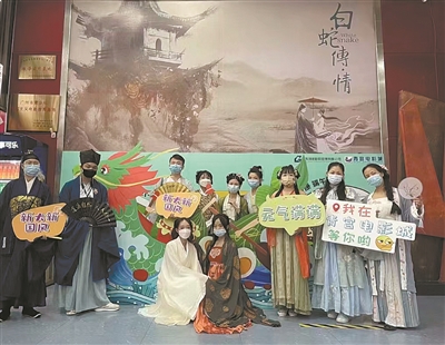 影迷身着汉服，观看粤剧电影《白蛇传&middot;情》。.jpg
