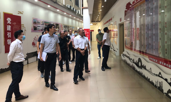 照片：市科技局弓鸿午书记赴大岗镇新联二村慰问我局基层锻炼干部.jpg
