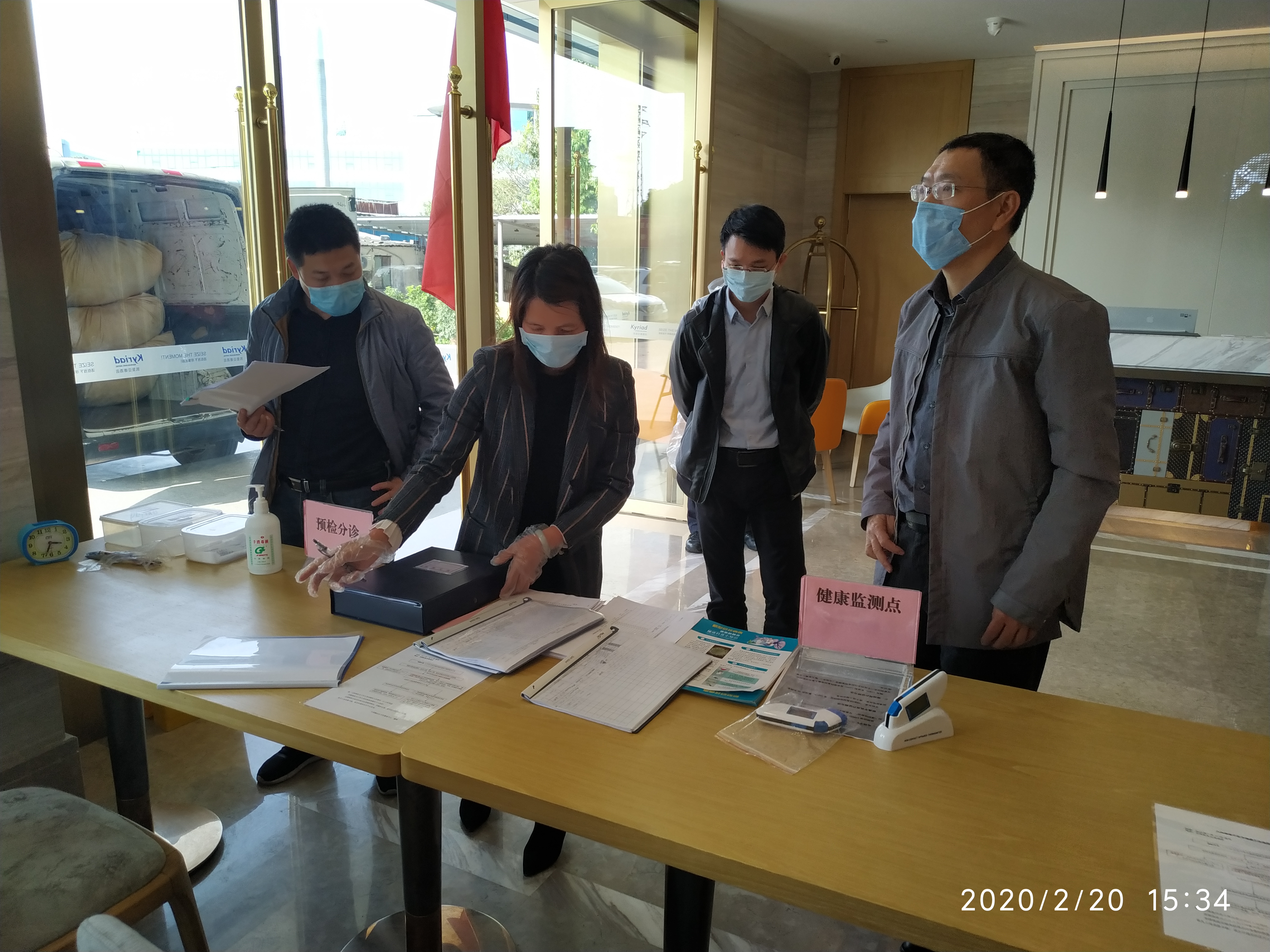 左一为王道林在集中管理健康观察场所工作的照片.jpg