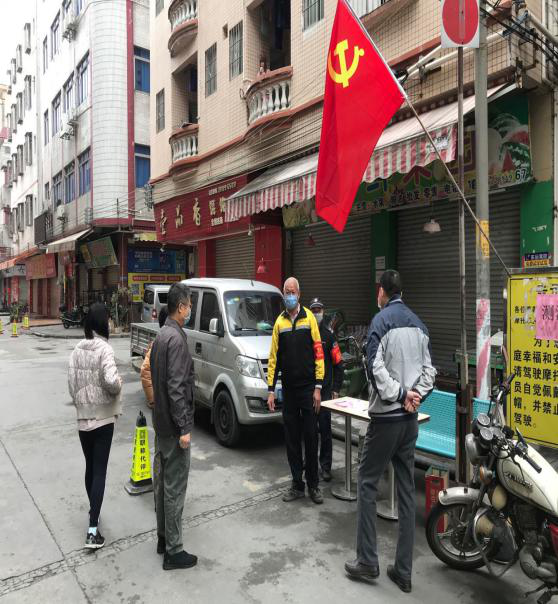 南沙街退役军人为居民体温监测图片.png