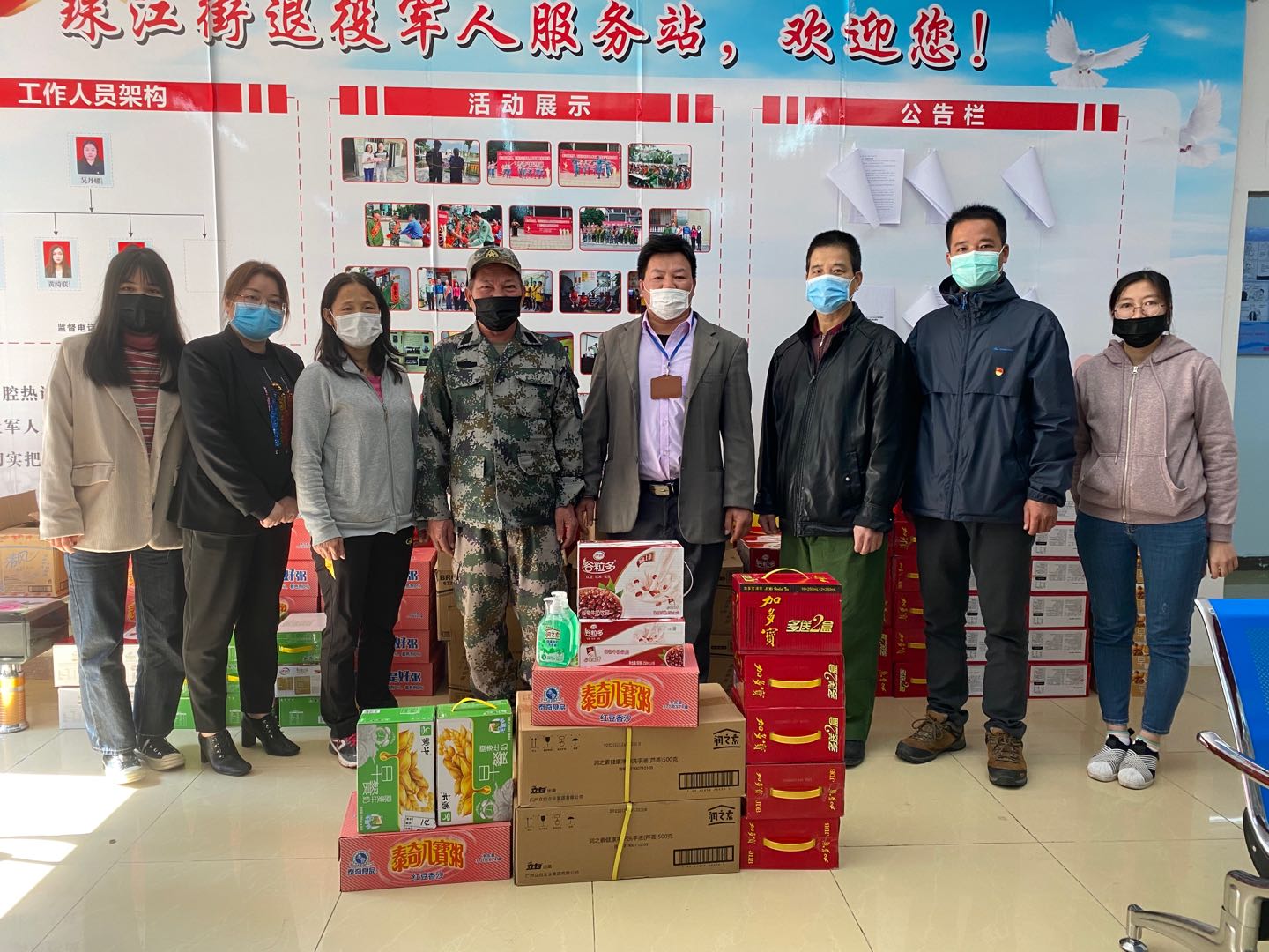 珠江街参战老兵代表与工作人员派发物资.jpg