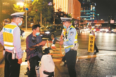 广州交警集中整治电动自行车乱象。.jpg