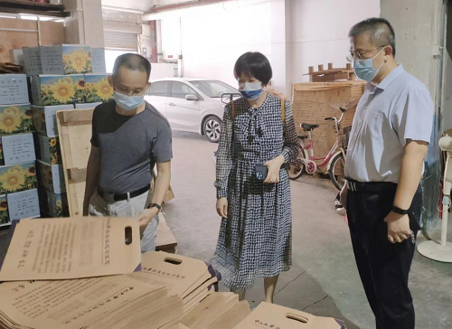 （图：检查组一行对荔湾区印刷企业印刷品进行检查）.png