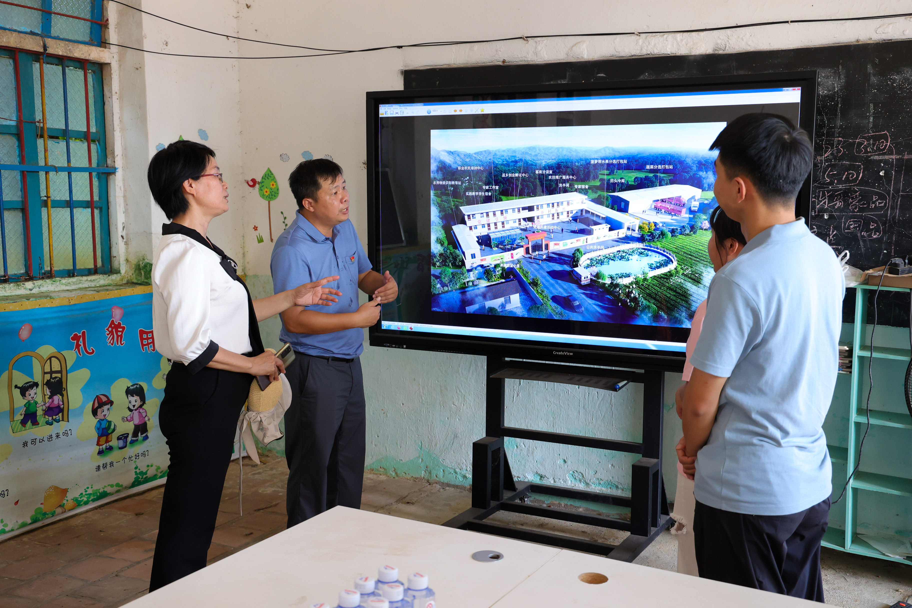■工作队计划将废弃小学改造建设为党建共建活动中心、专家工作室等设施。.JPG