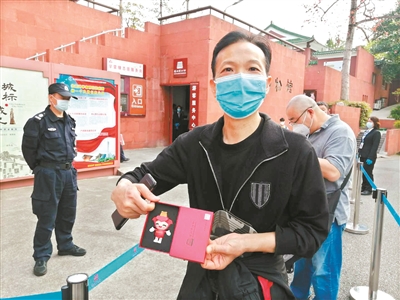 广博15日恢复部分区域开放，家住六榕路的朱先生成为第一位到馆游客。