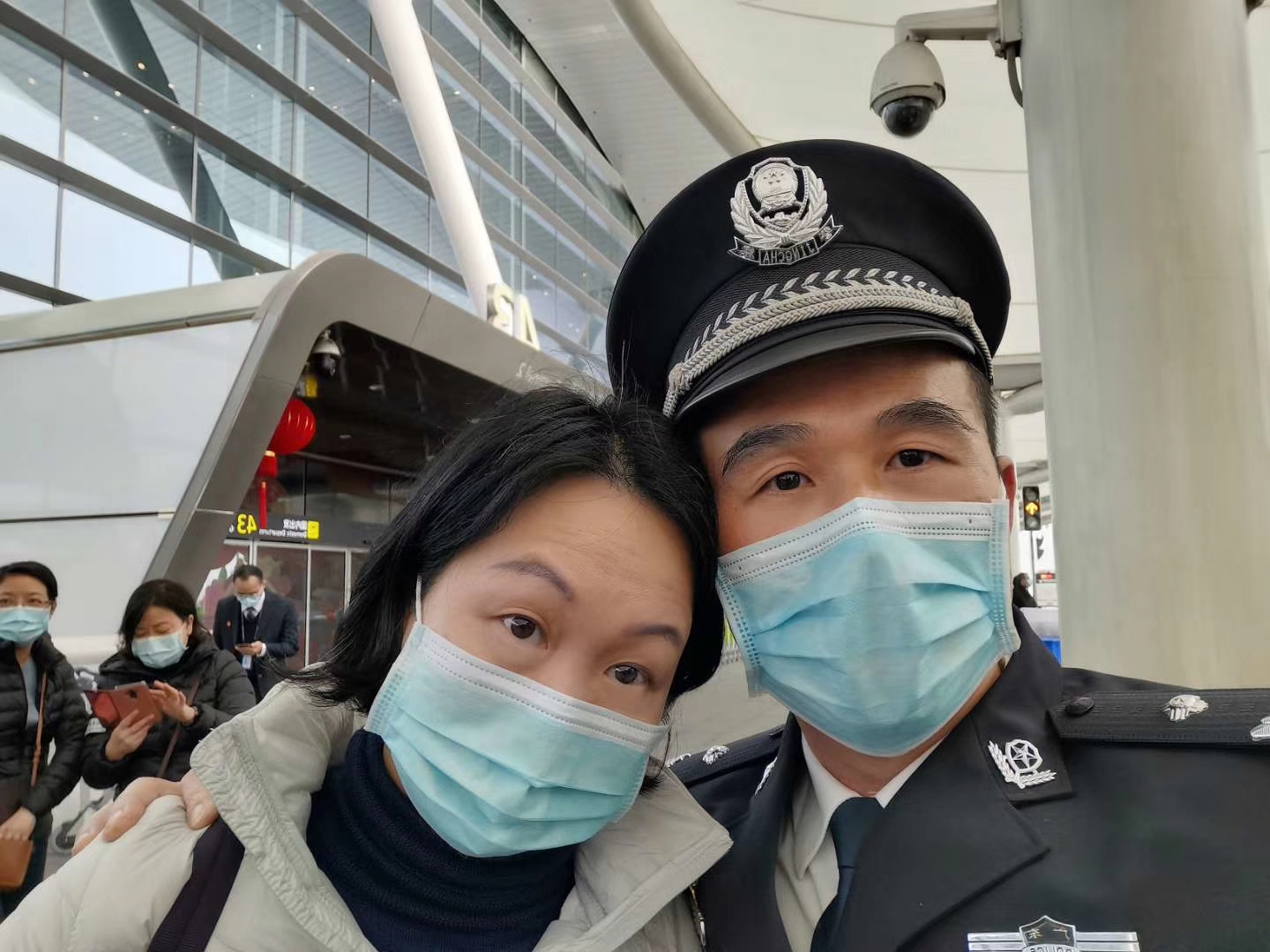 邱逸红随队出发前与张锦海的合照.jpg