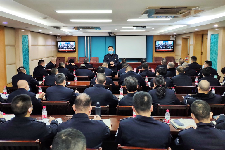张锦海在分局会议上要求各单位切实提高疫情防控意识.jpg
