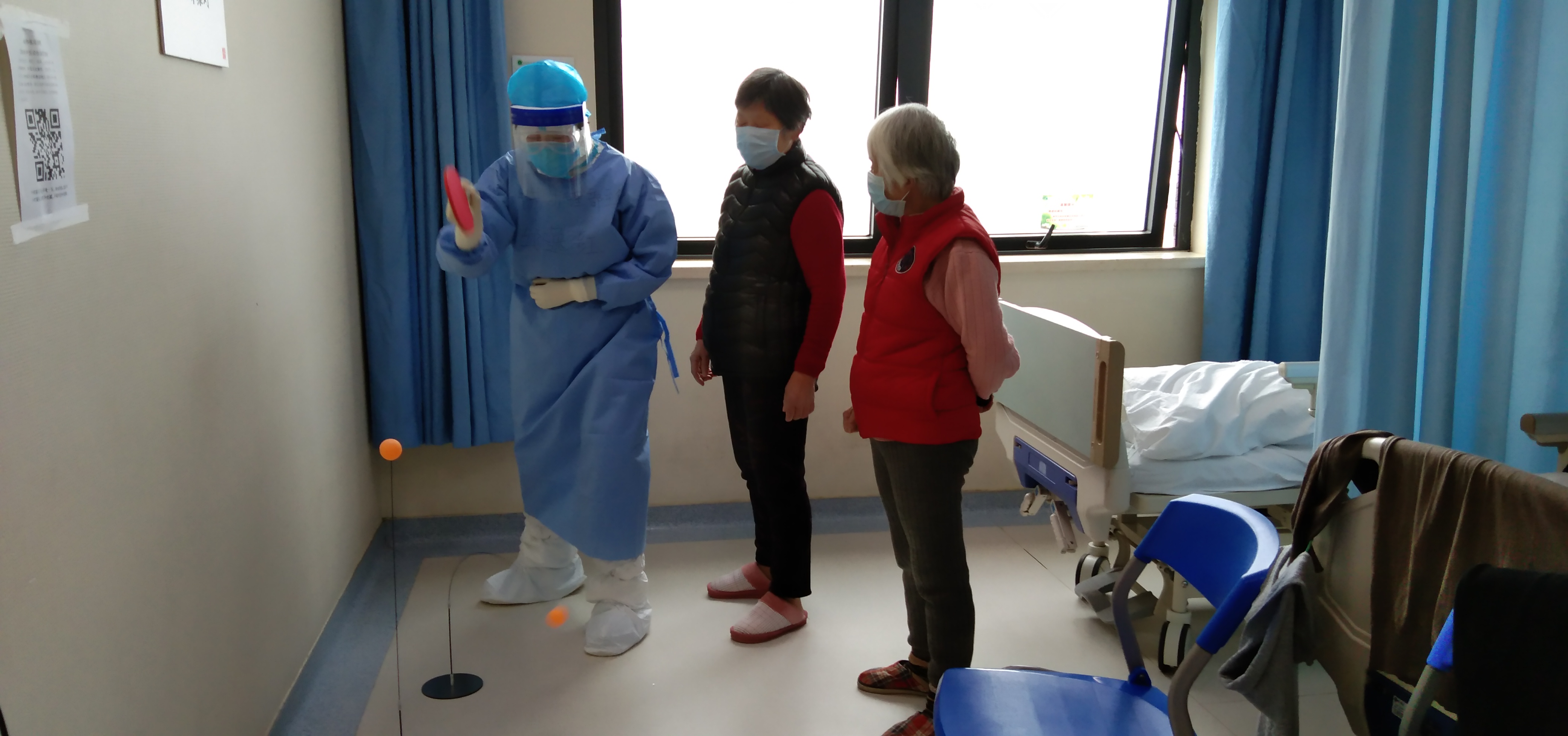 邱逸红指导患者使用乒乓球训练器，帮助患者康复.jpg