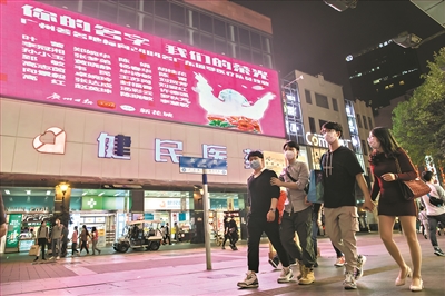 战疫英雄名字登上北京路的地标大屏。