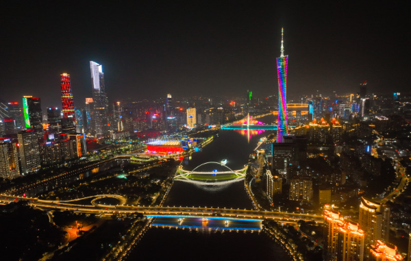 Guangzhou Int'l Lighting Exhibition lit up, online & offline