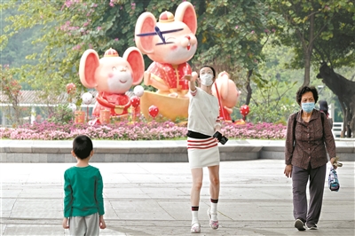 3月23日，流花湖公园，市民戴着口罩在公园内游玩。