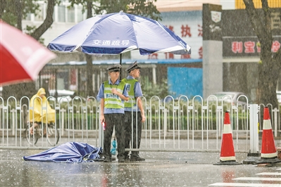 交警在雨中执勤。