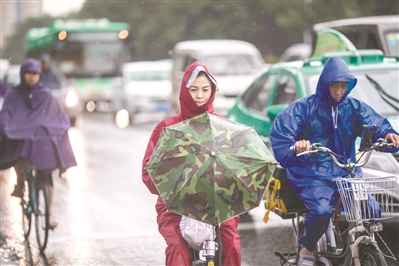 暴雨天，市民在雨中“花式出行”。