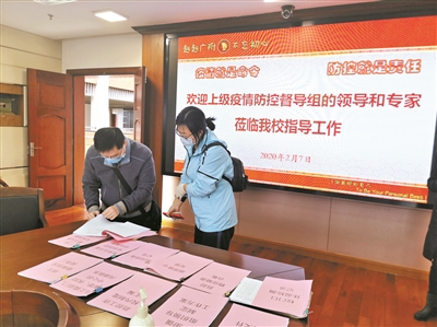 工作中的贾贺（右）