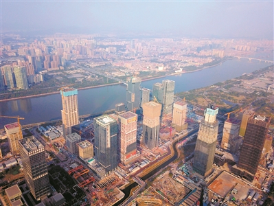 建设中的琶洲以及珠江对岸的金融城片区。