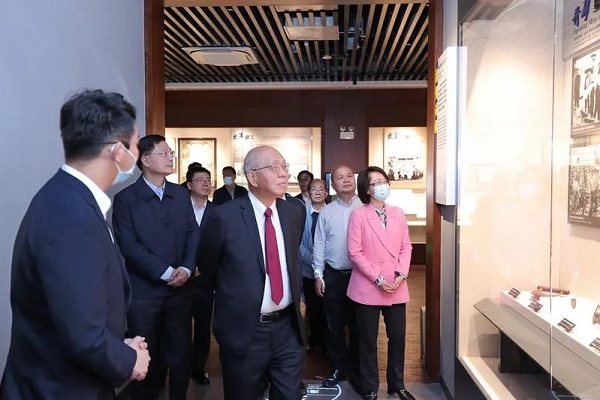 Qiu Cheng Tong's visit to Guangzhou Overseas Chinese Museum..jpg