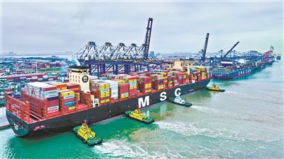 全球最大集装箱船首航广州港南沙港区