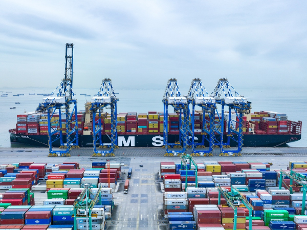 World's largest container ship docks in Guangzhou