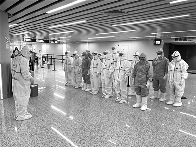 广州海关所属广州白云机场海关关员向抗击新冠肺炎疫情斗争牺牲烈士和逝世同胞默哀。