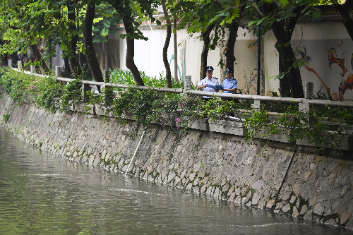 河湖警长巡河.jpg