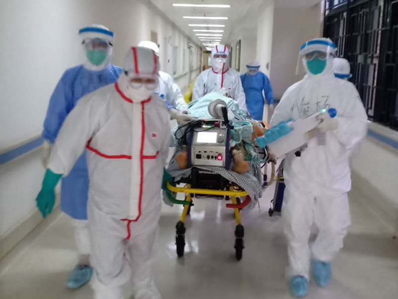 广医一院ICU团队与广州市第八人民医院团队实施广东首例ECMO支持下的新冠肺炎危重症患者转运工作.jpg