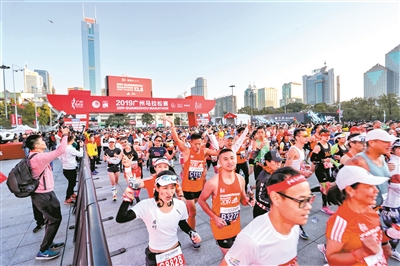 2019年广州马拉松鸣枪开跑。