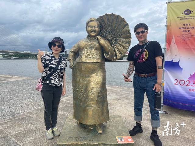 泰国观众与“肥女”合影。