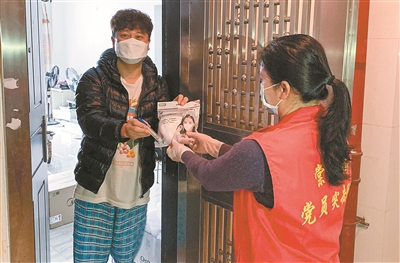 街道人员为有需要的韩籍人士提供口罩。