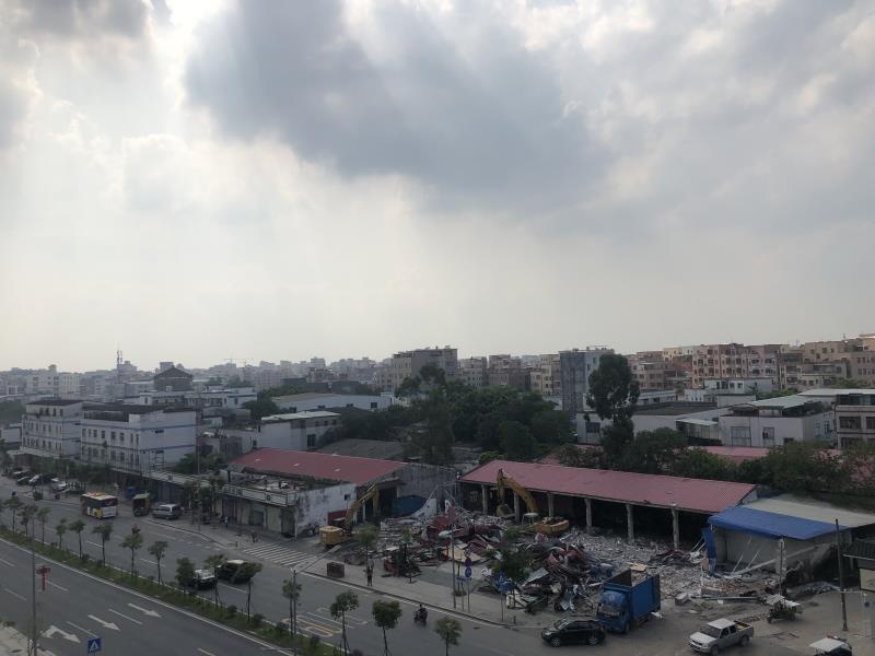 （头条） 均禾街对石马村金润北街的涉“散乱污”涉违建的建筑物进行清拆。图为整治中。.jpg