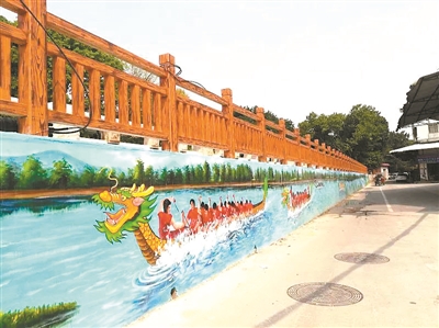 河堤墙体上的彩绘非常抢眼，彩绘总长约100米、高1.8米，画面以蓝天、碧水、绿树、龙舟为背景，风景怡人，行人从墙画下面走过，像是走进画廊里。