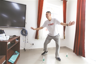 广东实验中学越秀学校体育老师毛誉樵在上篮球网课。