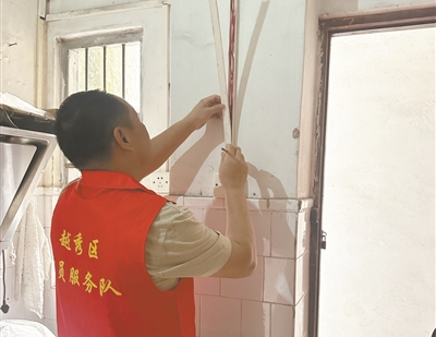 越秀区北京街道广卫社区开展“为老屋改造电线电路”暖心行动