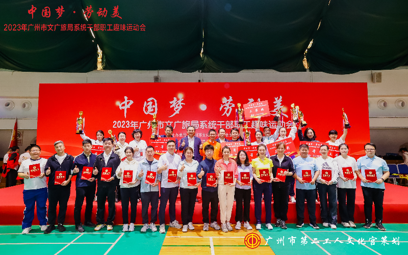 图5-颁奖嘉宾与获奖队伍合影4121.jpg