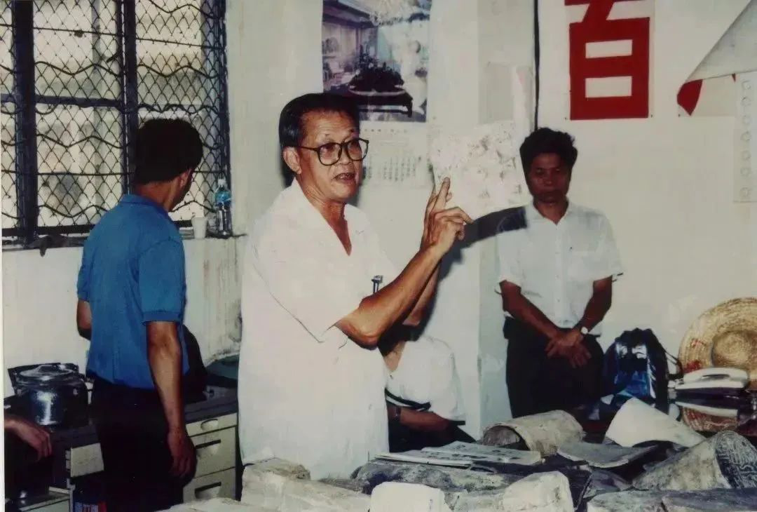 1204-麦英豪先生在南越国宫署石构水池遗址保护论证会上.png