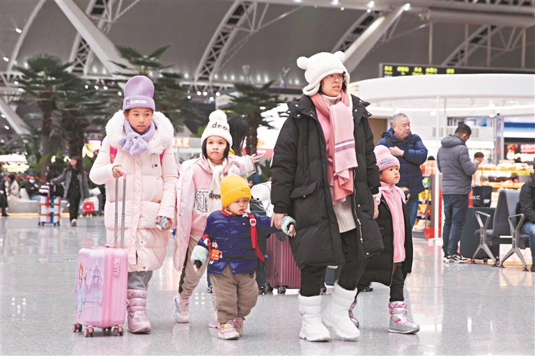 春运首日南站客流增三成 广州各大车站春运服务再升级 旅客再增新体验