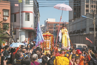 万人空巷观“出色” 番禺员岗飘色大巡游重启