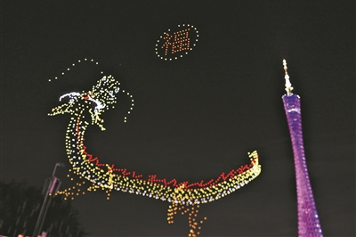 春节无人机表演首日 约12.5万名观众在一江两岸沿线观看