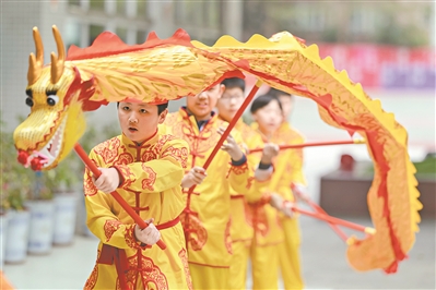 开学舞龙狮 进校跃龙门