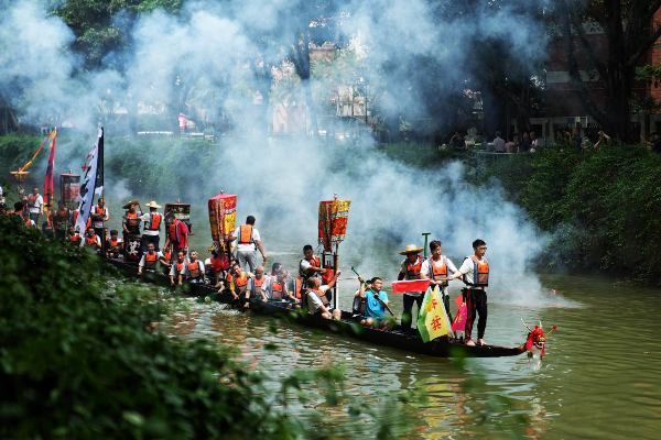Traditional dragon boat ceremony in Guangzhou's Yangji Village