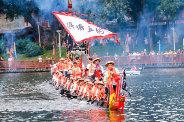 14th Litchi Bay folk culture festival kicks off with dragon boat celebrations