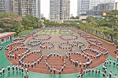 广州学校通过“1节体育课+40分钟大课间+15分钟微课间”模式保障学生每日运动两小时